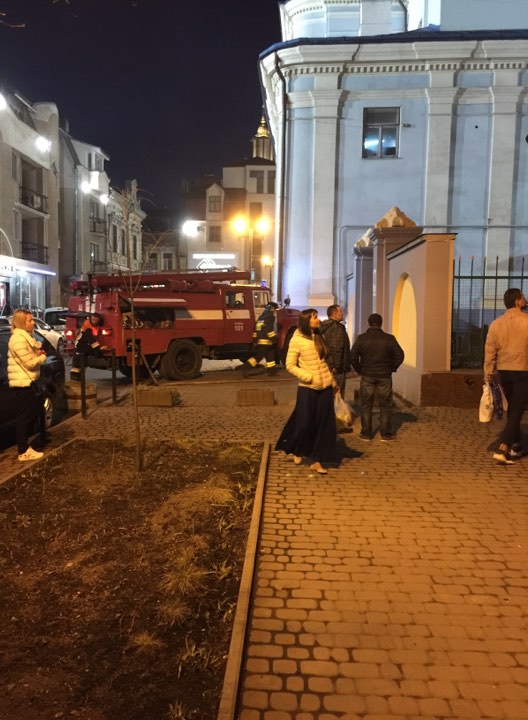 На території Вірменської церкви палили сміття. Гасити вогонь довелося рятувальникам (ФОТО, ВІДЕО)