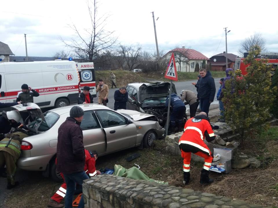 ДТП на Долинщині: рятувальники визволяли потерпілих з авто (ФОТОФАКТ)