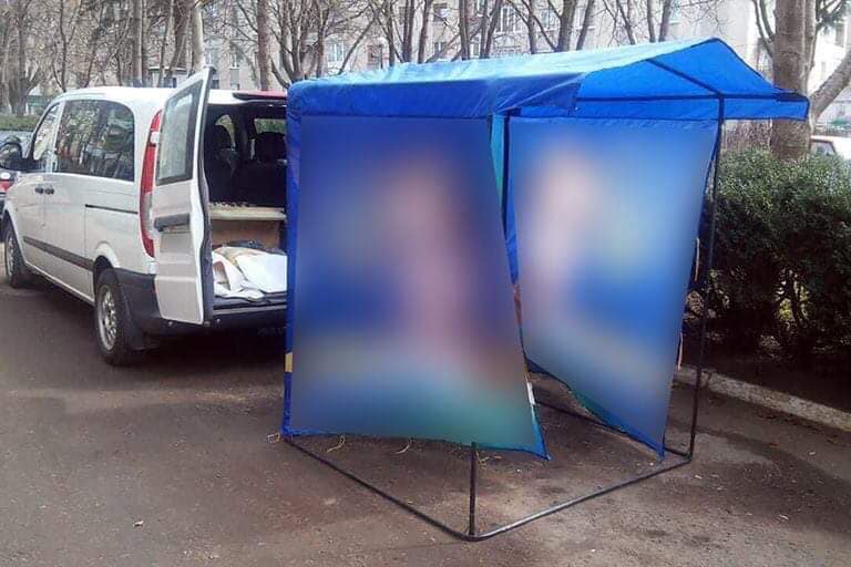 На Прикарпатті побили агітатора, який розмістив палатку на проїжджій частині
