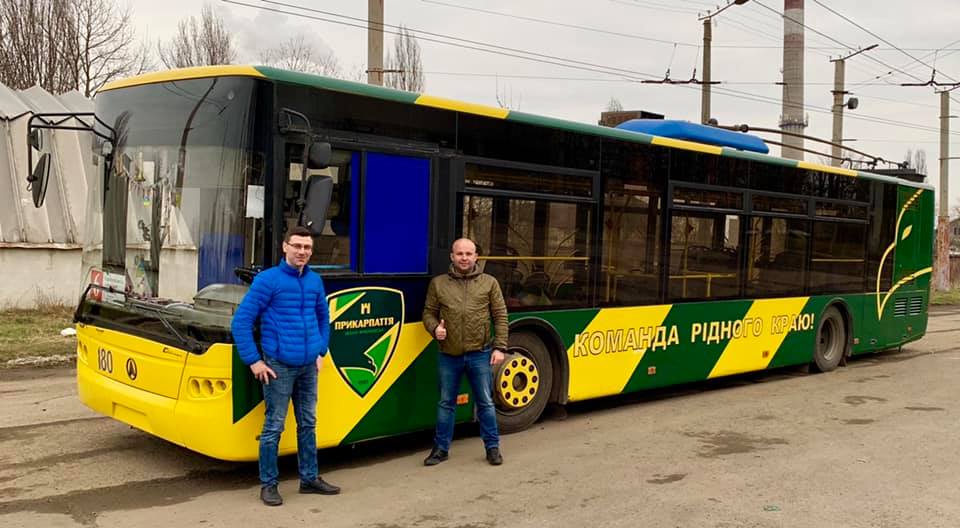 У Франківську з’явились тролейбуси з символікою ФК “Прикарпаття” (ФОТО)