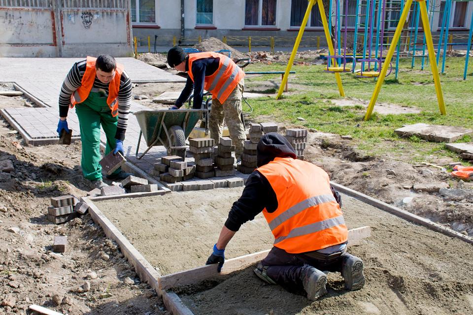 На Коновальця відновили ремонт двору і прилеглої території (ФОТО)