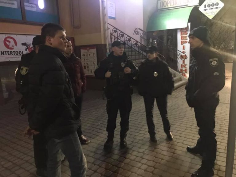 У центрі Франківська спіймали юнака, який трощив рекламну вітрину (ФОТО)