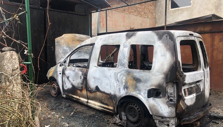 На Коломийщині вночі невідомі підпалили автомобіль депутата (ФОТО)