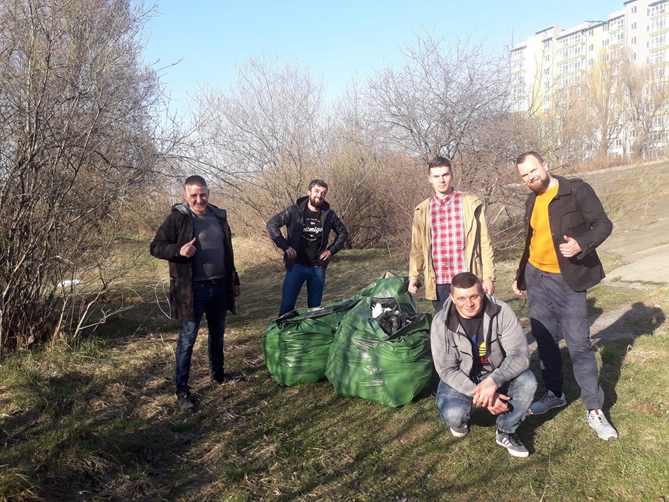 Пляшки, кульки і одноразовий посуд: близько 2400 літрів сміття зібрали активісти з берегів Бистриці (ФОТО)