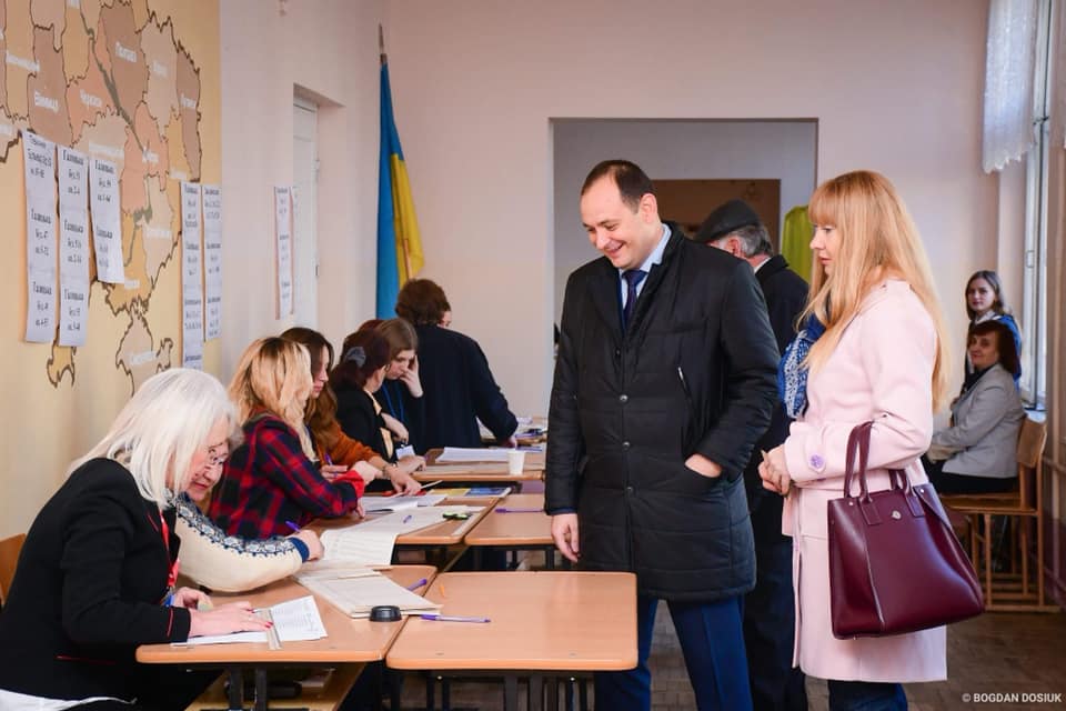 “Прийди і проголосуй!”, – мер Франківська вже віддав свій голос на виборах (ФОТО)