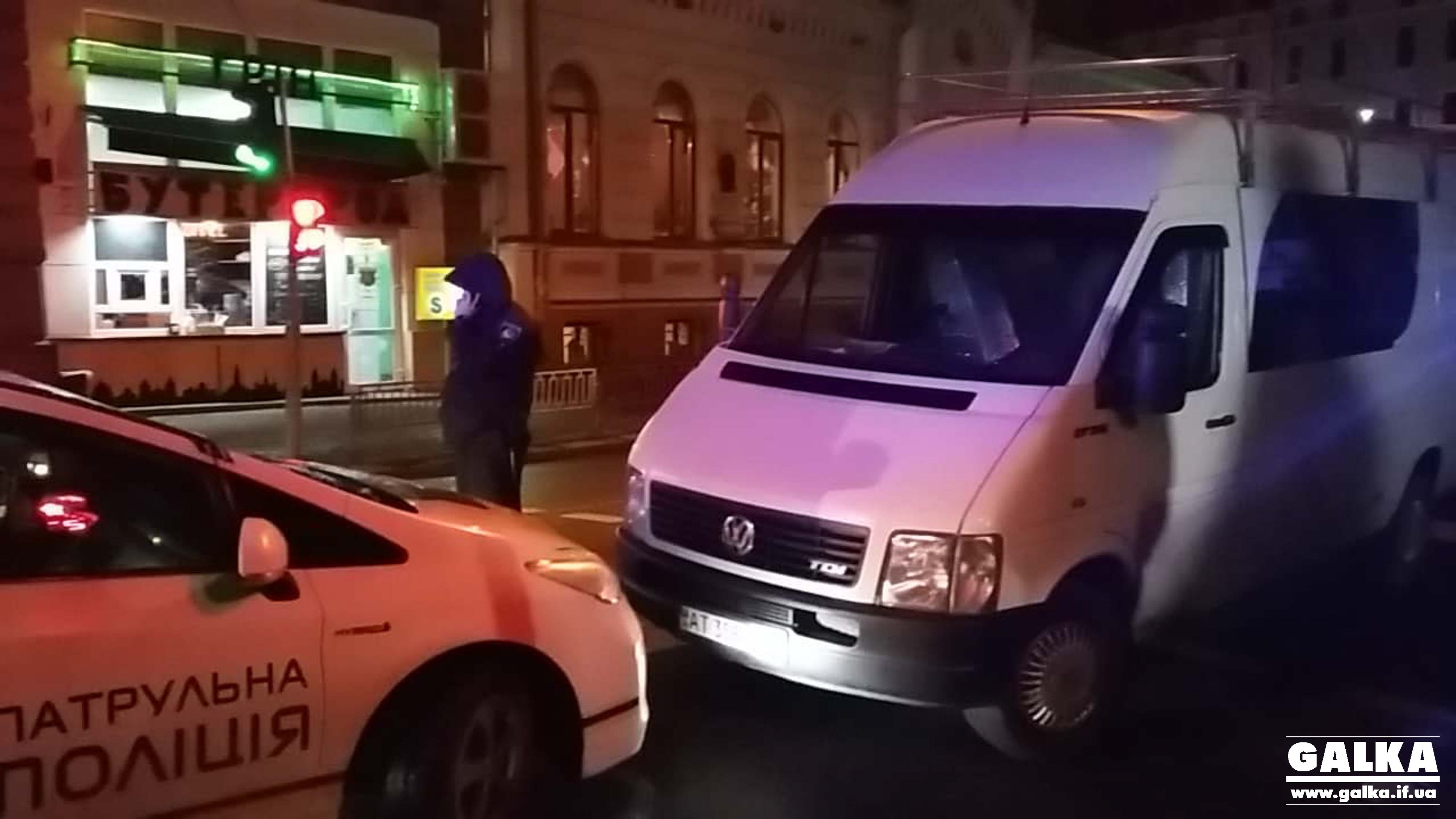 У центрі Франківська поліція заблокувала машину: перевіряють порушення виборчого законодавства (ФОТО)