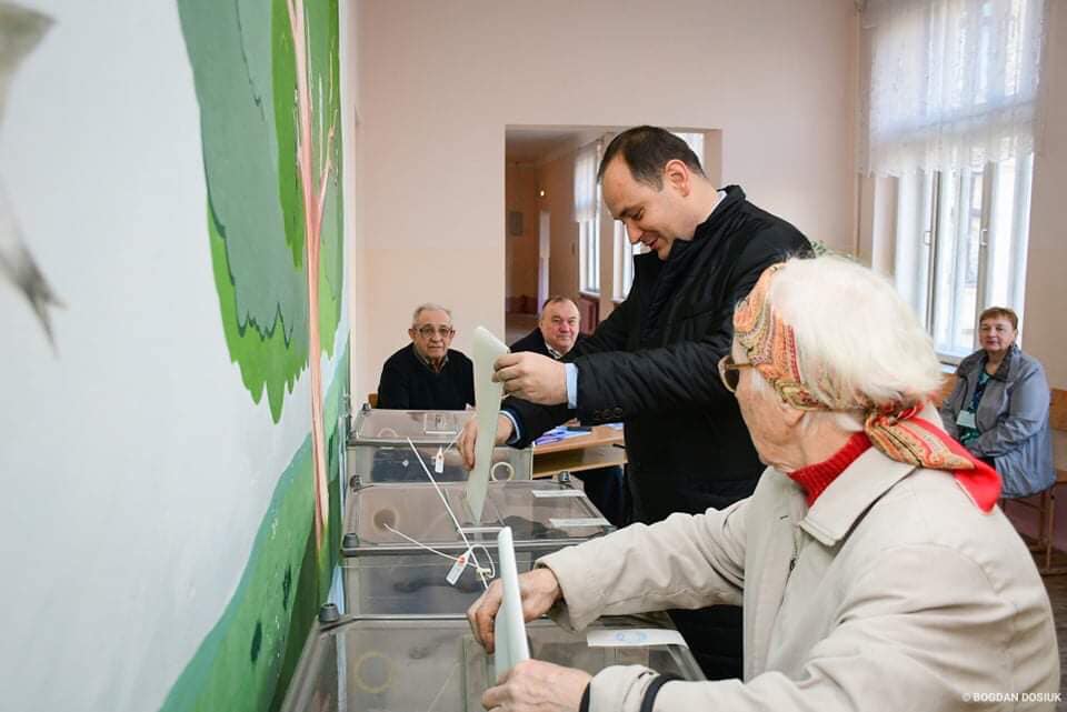 “Між брехнею і ганьбою обрав брехню!”: Марцінків віддав свій голос у другому турі виборів