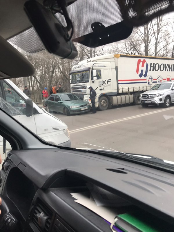 На Пасічній зіткнулись фура та легковик. Утворились затори, а тролейбуси змінили маршрути (ФОТО)