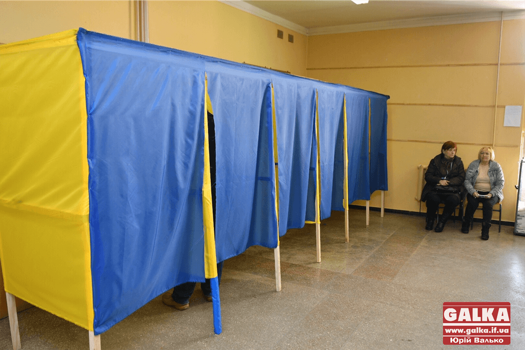 На двох дільницях Снятинщини скриньки та кабінки для голосування розмістили зі значним порушенням