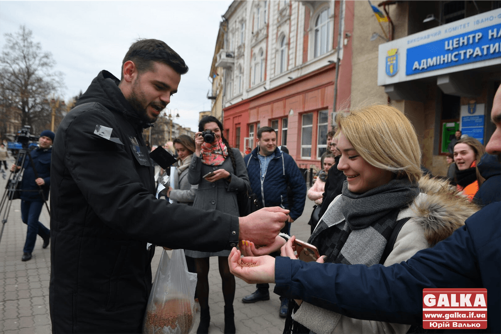 У центрі Франківська людям роздавали гречку, аби нагадати про чесні вибори (ФОТО)