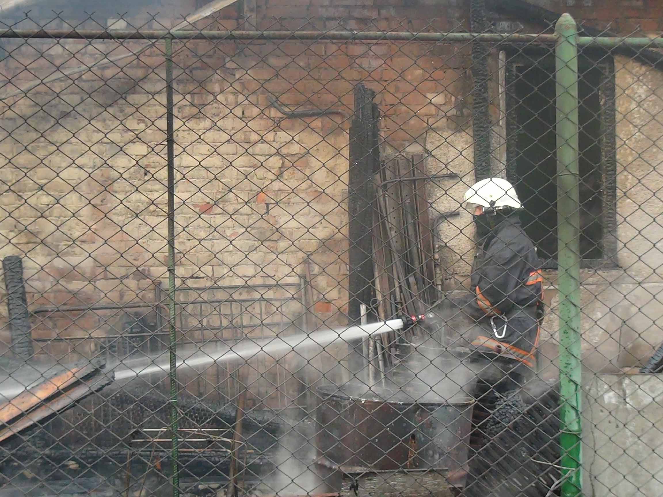 У Тисмениці загорілася літня кухня і господарський комплекс. Вогонь гасили майже 30 рятувальників (ФОТО)