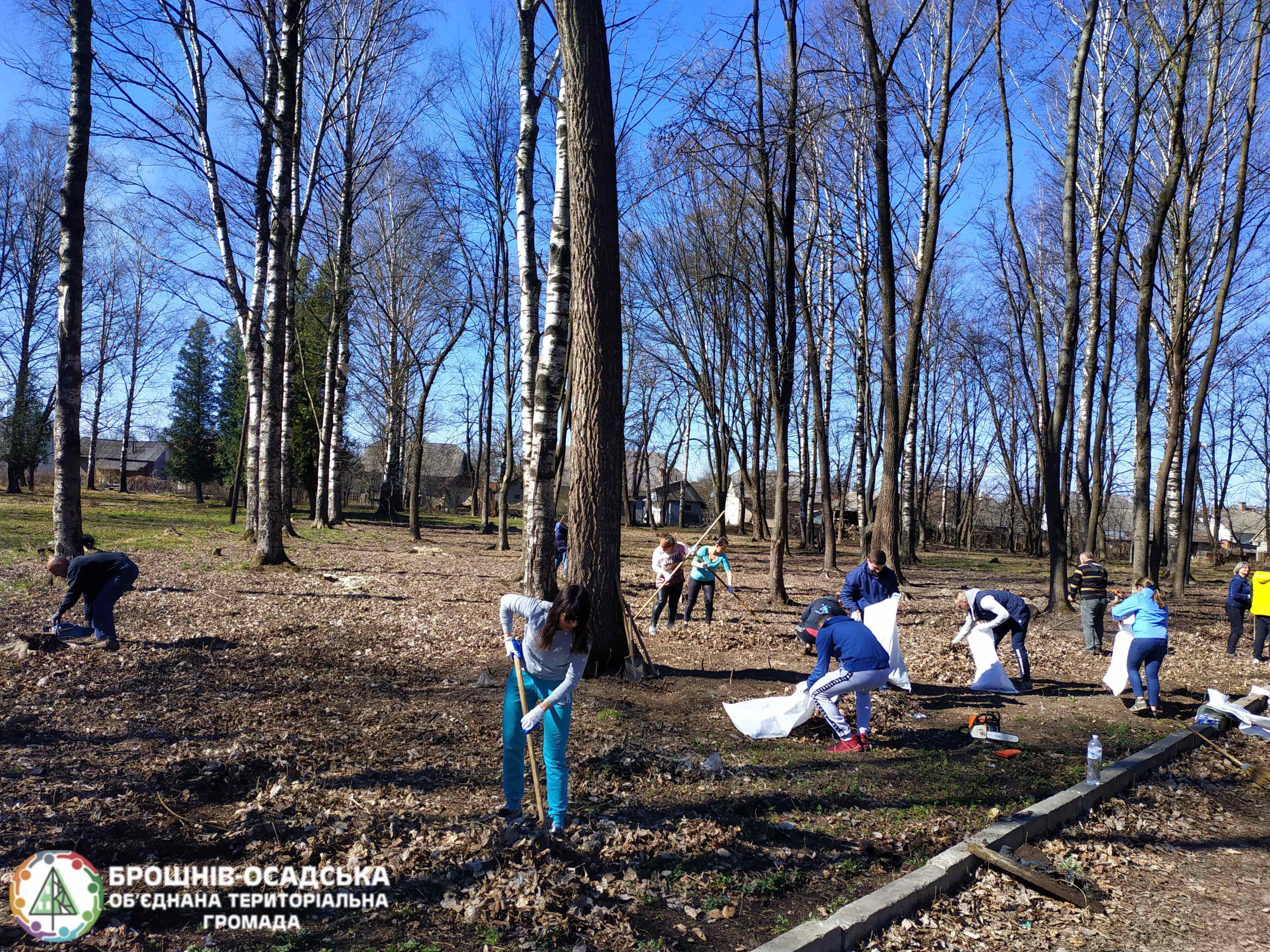 У Брошнів-Осаді громада прибрала територію, де облаштують мотузковий парк (ФОТО)