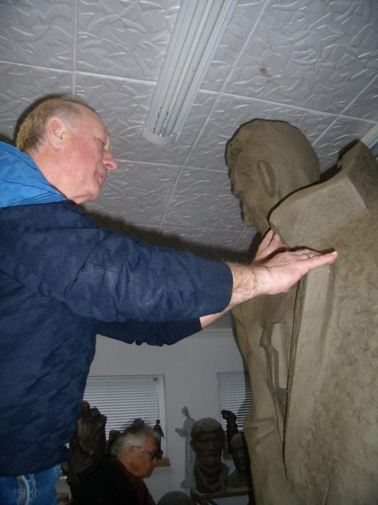 У Франківську триває робота над пам’ятником Роману Шухевичу – вже готова фігура з глини у повний розмір (ФОТО)