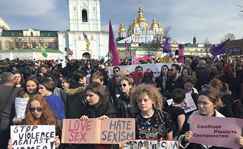 Сотні жінок вийшли на марш у центрі Києва за гендерну рівність (ВІДЕО)