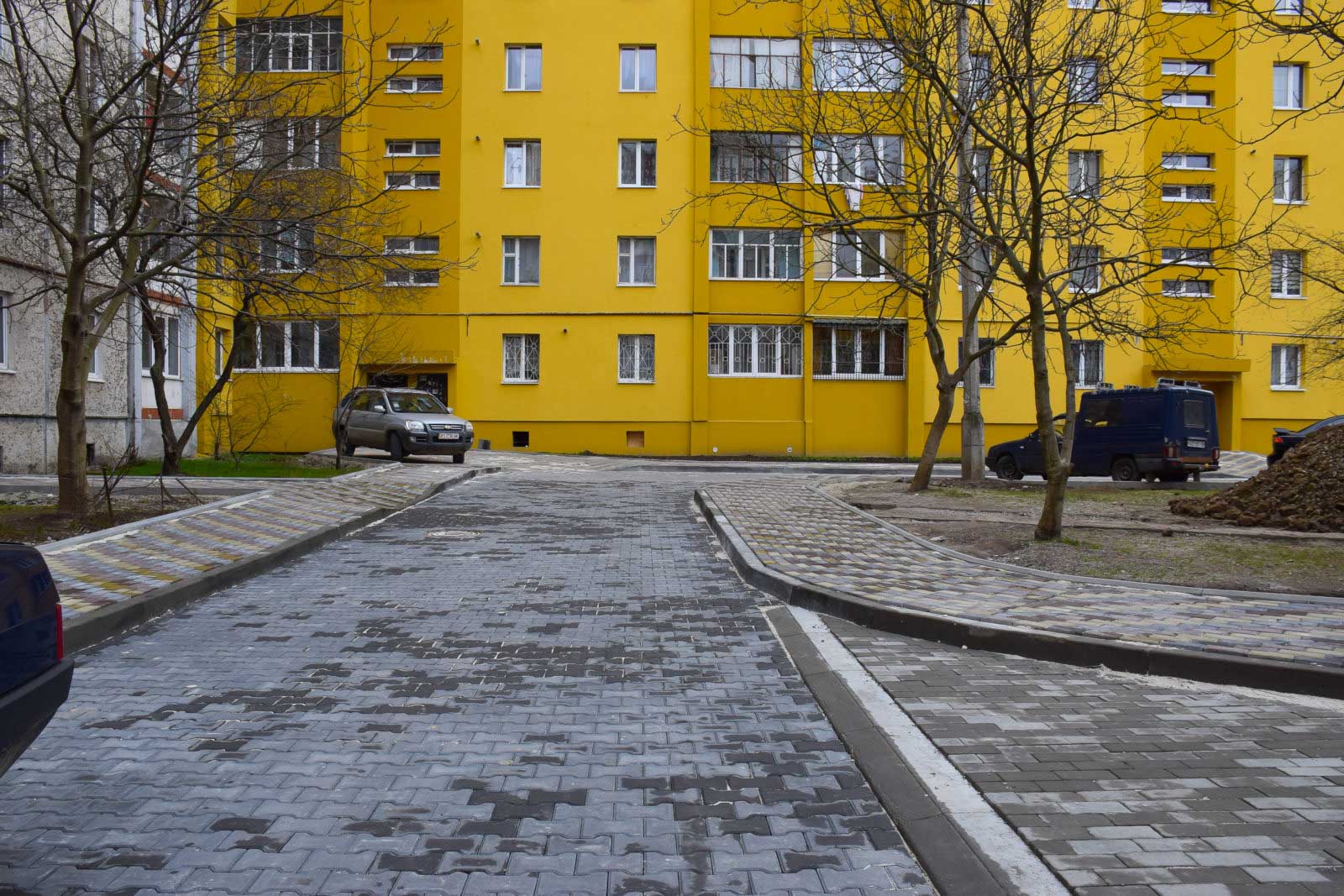 У Франківську комплексно ремонтують двори на вулиці Івана Павла ІІ (ФОТО)