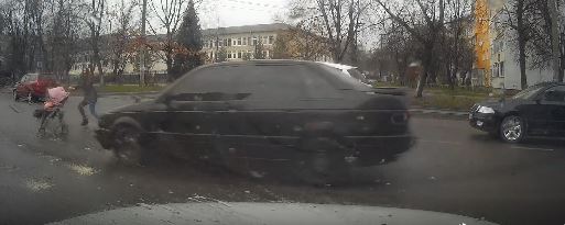 З’явилося відео ДТП на Пасічній, в якій водій збив жінку з дитиною на переході (ВІДЕО)