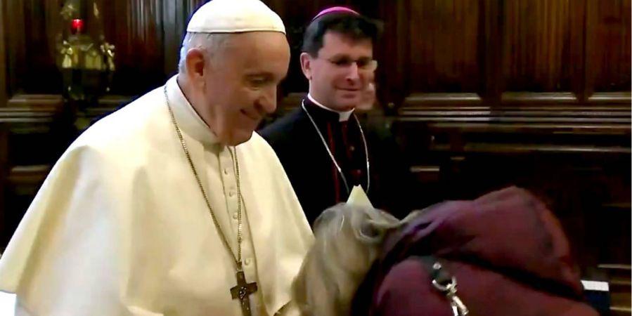 Папа Франциск схвилював католиків, не дозволивши прихожанам цілувати свій перстень (ВІДЕО)