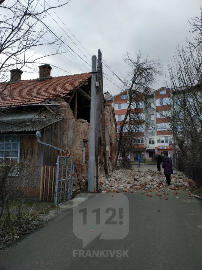 У Вовчинцях на тротуар обвалилася стіна будинку (ФОТОФАКТ)