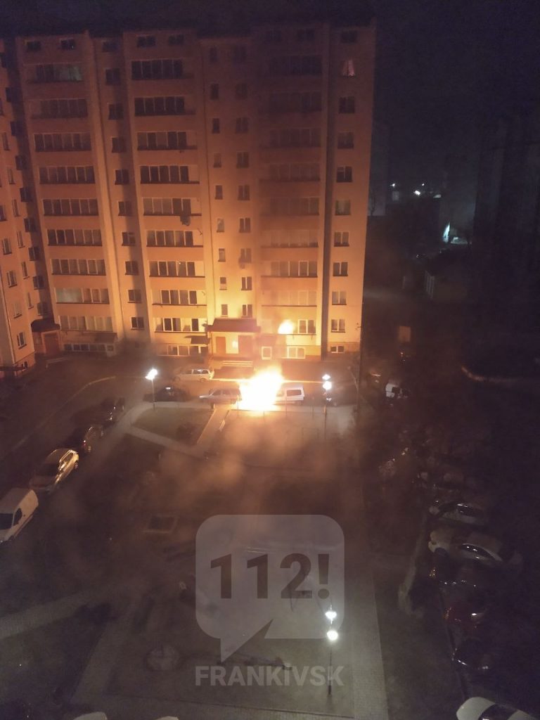 В ніч на понеділок на околиці міста горіло авто (ВІДЕО)