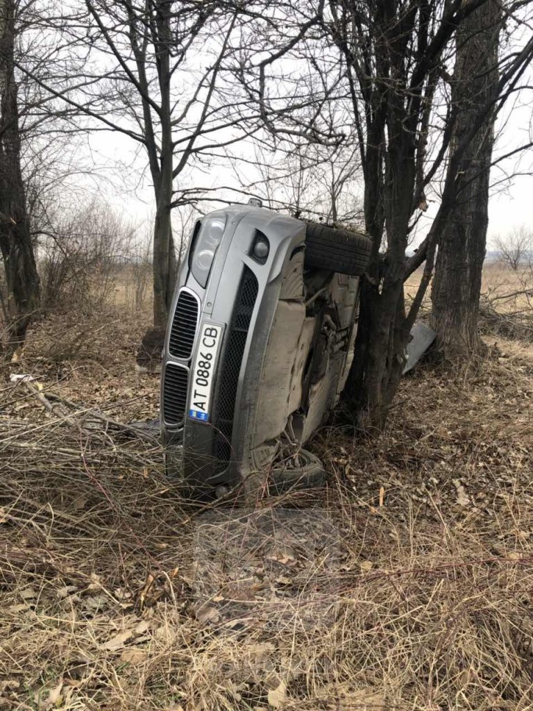 На Тисменицькій трасі “БМВ” після зіткнення з “Опелем” опинилося на боку між деревами (ФОТО, ОНОВЛЕНО)