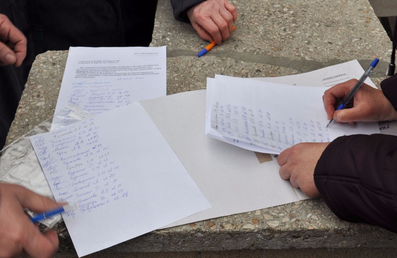 На Рожнятівщині невідомі ходять по домівках і збирають підписи за кандидата в Президенти