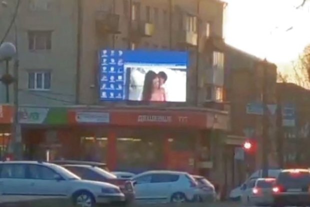 У Хмельницькому включили порно на великому екрані прямо посеред вулиці (ВІДЕО)