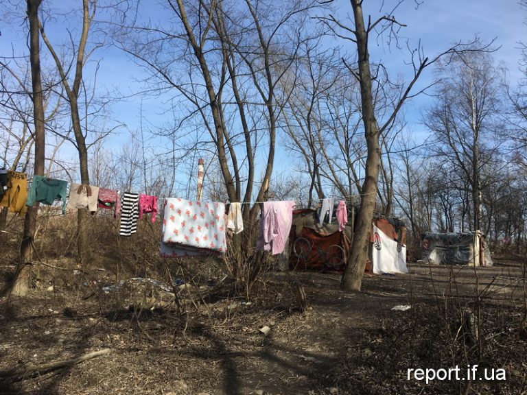 Поліція розслідує факт нападу і умисного підпалу табору ромів у Франківську (ОНОВЛЕНО)