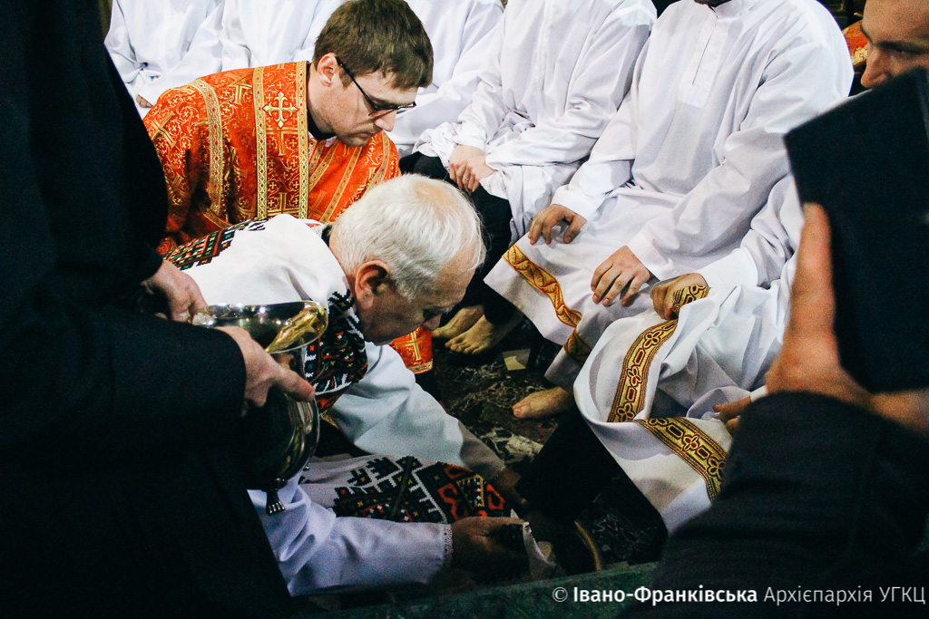Митрополит Володимир Війтишин умив ноги 12 богородчанським священикам (ФОТО)