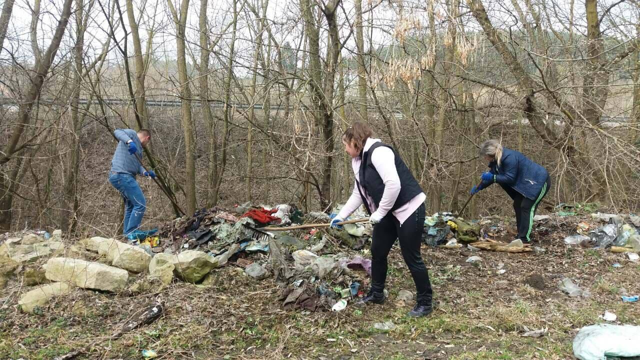 На Рогатинщині лісівники ліквідовують стихійні сміттєзвалища поблизу лісу (ФОТО)