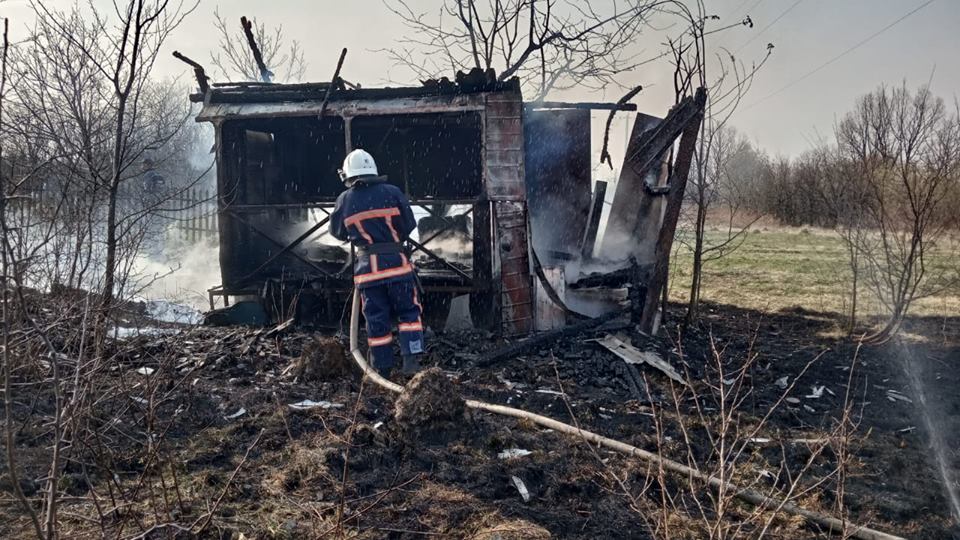 На Долинщині через пожежу сухої трави згорів дачний будиночок (ФОТО)