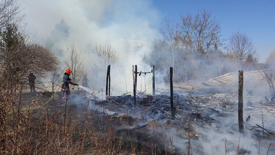 У Франківську біля “Радіозаводу” горів будівельний майданчик (ФОТО)