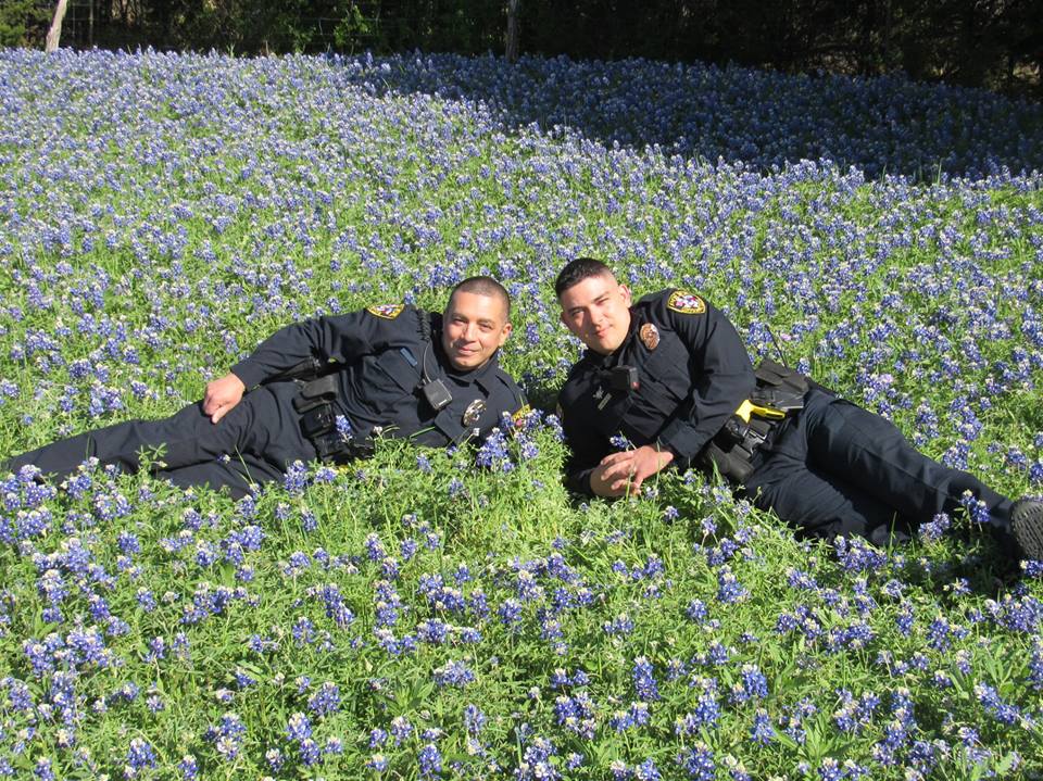 Техаські копи роблять фото на тлі квітів для нового флешмобу (ФОТО)