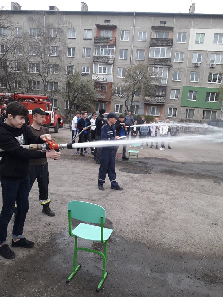 У франківських школах проходять змагання дружин юних пожежних (ФОТО)