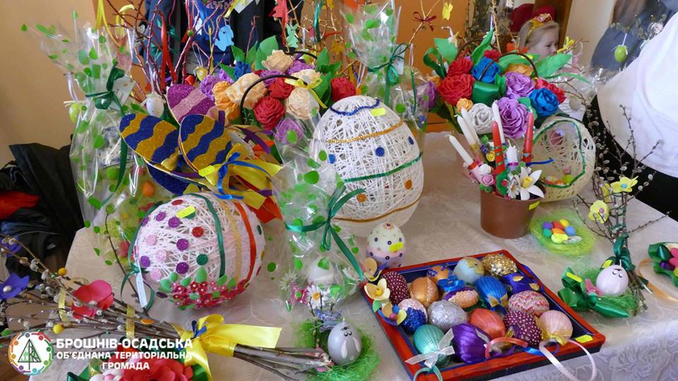 У Брошнів-Осаді на ярмарку зібрали понад 11 тисяч гривень на великодні кошики потребуючим (ФОТО)