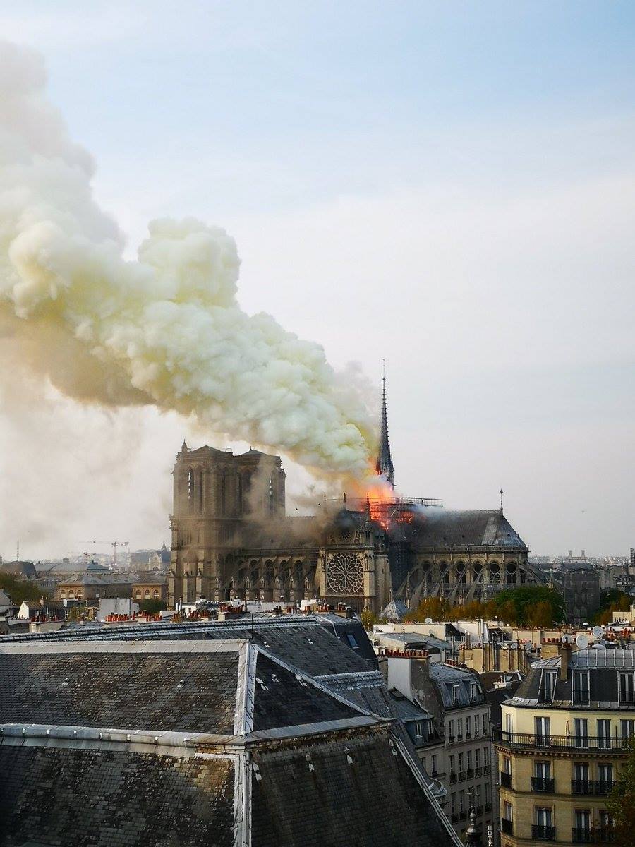 У Франції горить Собор Паризької Богоматері (ФОТО, ВІДЕО)