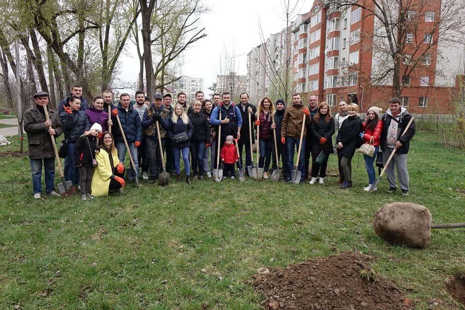 Весняна толока у Франківську: Марцінків садив дерева на Пасічній, освітяни – прибирали Набережну (ФОТО)