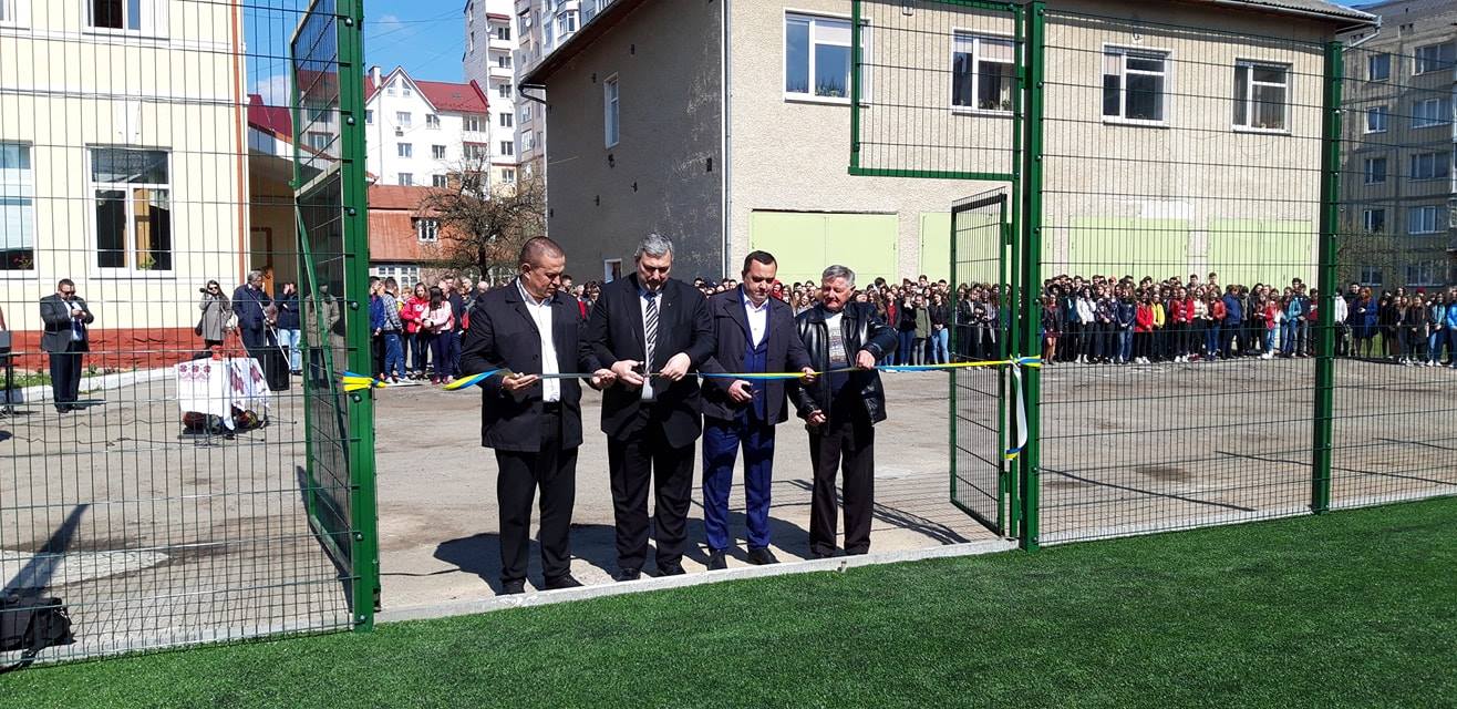 У Надвірній відкрили новий волейбольний майданчик за 700 тисяч гривень