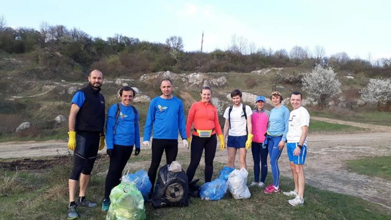Франківські бігуни прибрали сміття на Вовчинецьких горах (ФОТО)