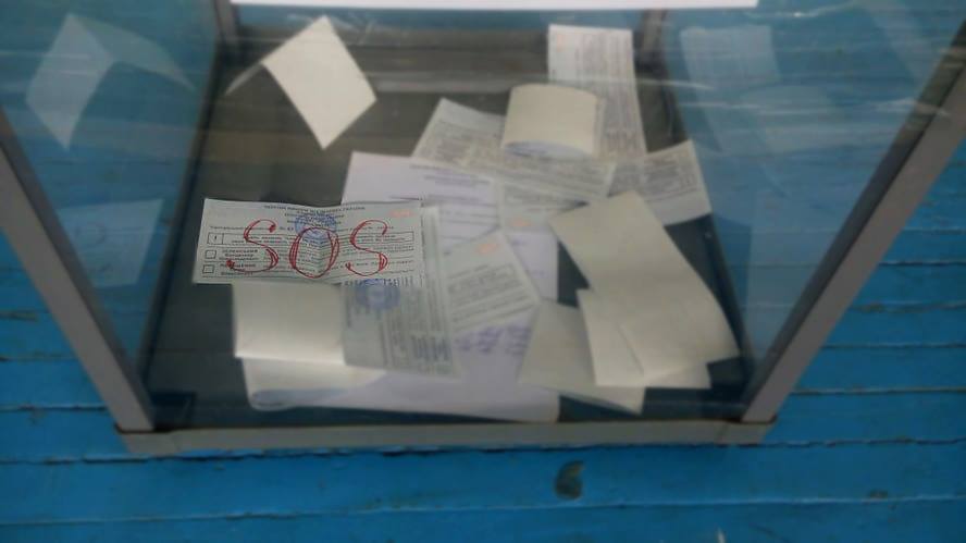 SOS: на одній з Франківських дільниць виборець подав “сигнал лиха” на бюлетені (ФОТОФАКТ)