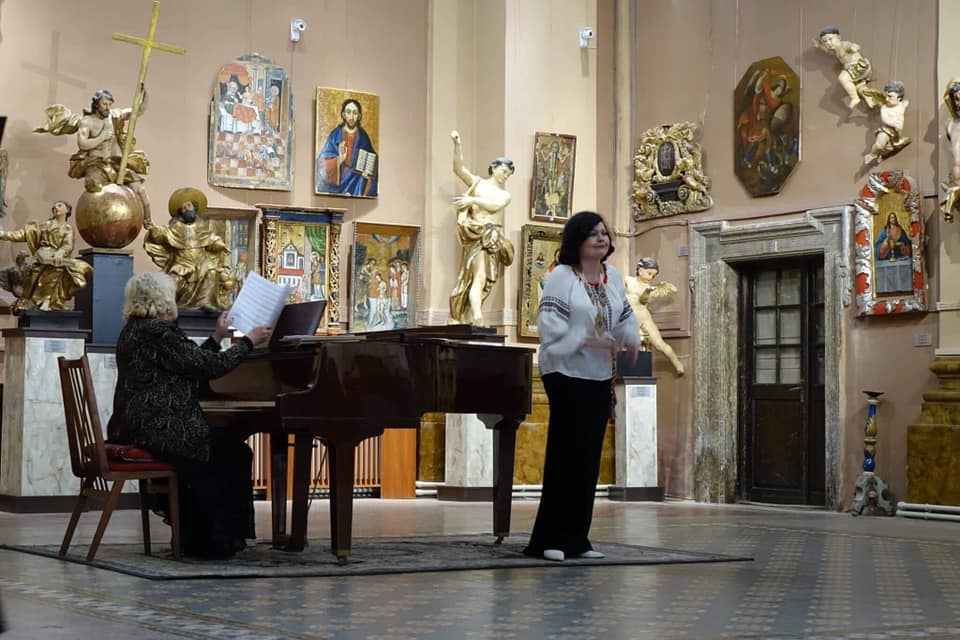 Солістка Центрального народного дому Леся Мельник дала концерт в Івано-Франківському художньому музеї (ФОТО)