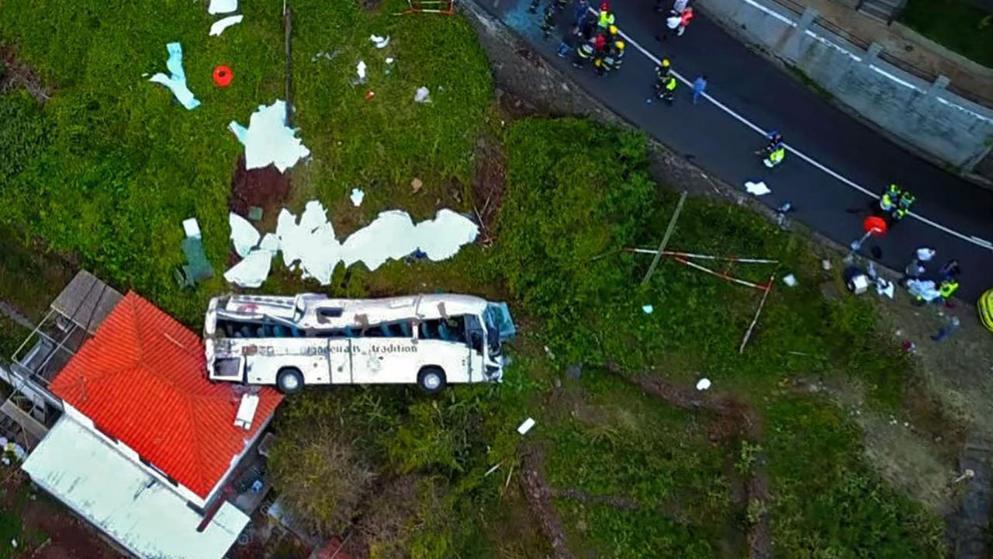 На Мадейрі перекинувся автобус з німецькими туристами: майже три десятки загиблих (ФОТО)