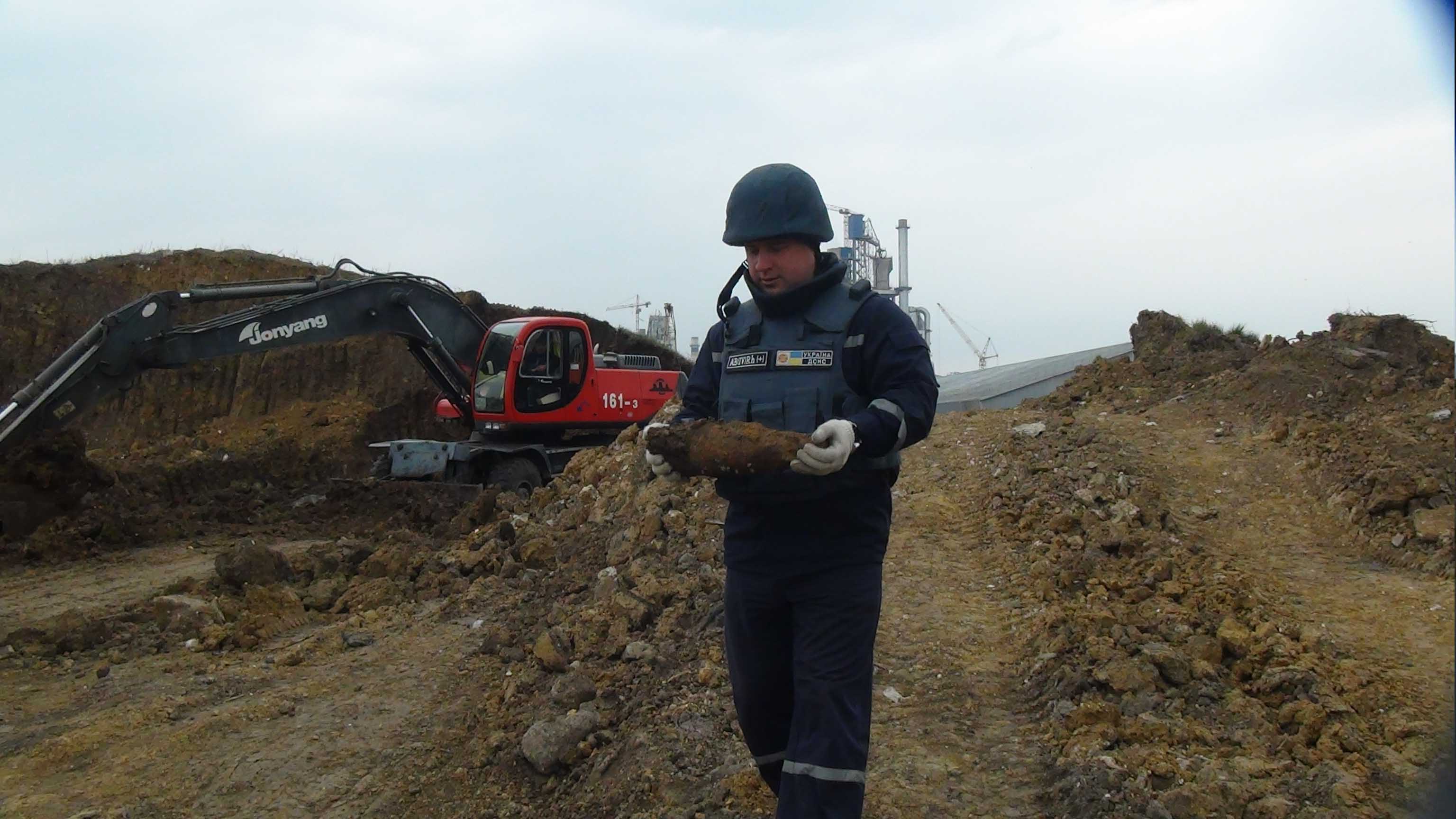 У Ямниці піротехніки знищили артилерійський снаряд часів ІІ Світової війни (ФОТО)