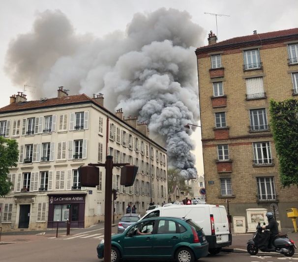 У Франції спалахнула пожежа біля Версалю (ВІДЕО, ОНОВЛЕНО)