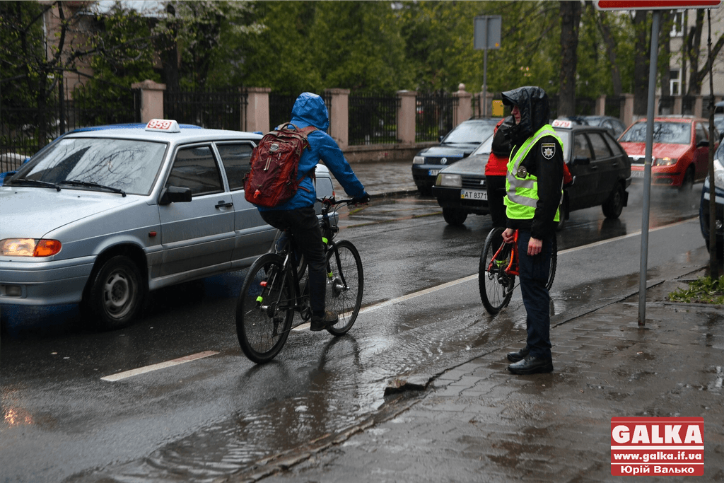 Поліціянти спільно з активістами нагадали франківським водіям про ПДР на велодоріжках (ФОТО)
