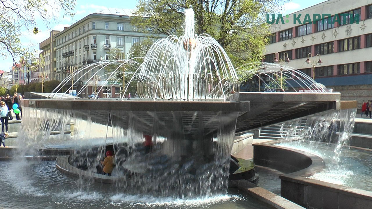 В Івано-Франківську запрацювали міські фонтани (ВІДЕО)
