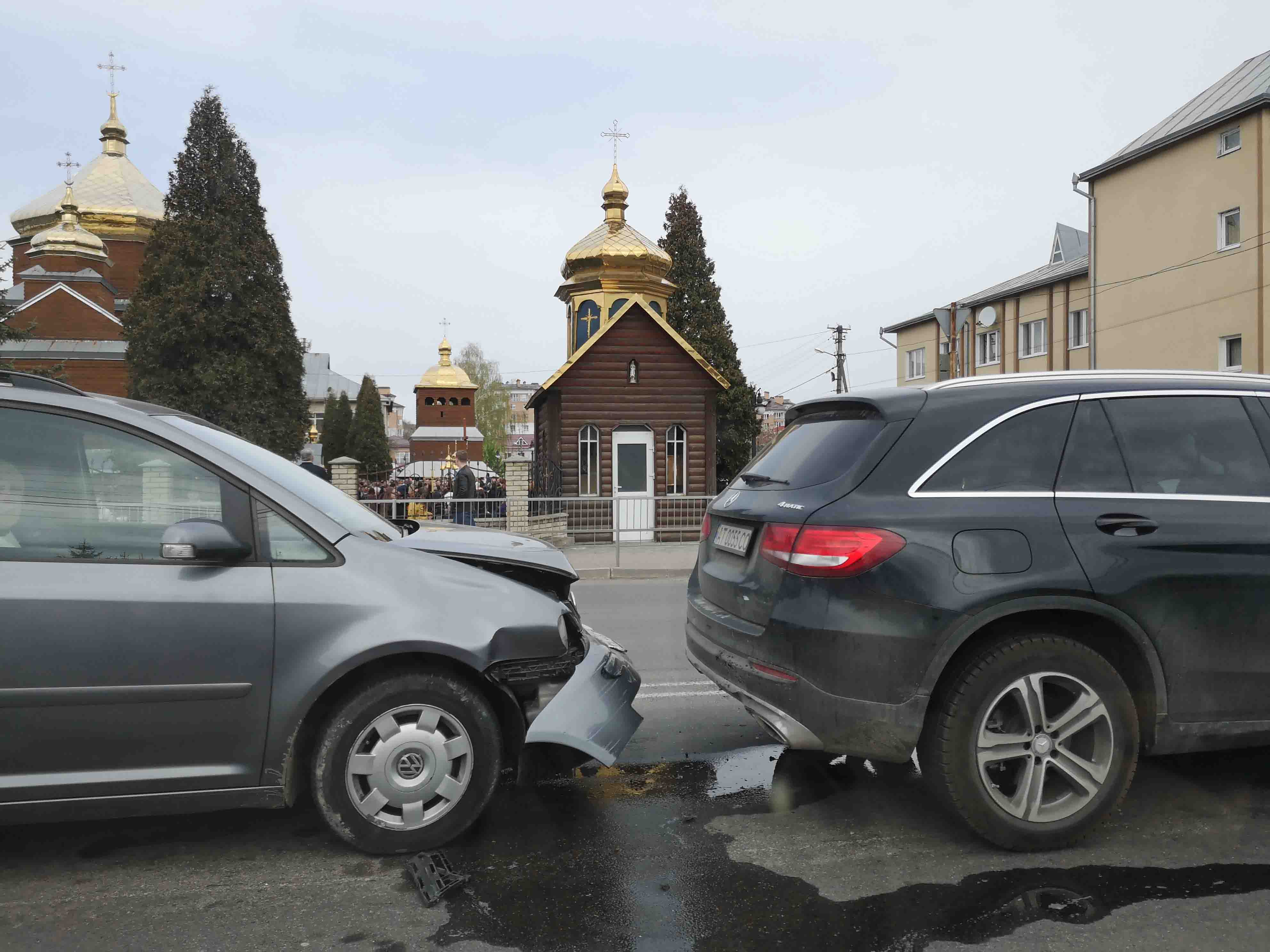 В центрі Крихівців учасники ДТП вже годину чекають на поліцію (ФОТО)