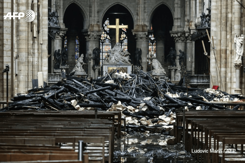 Як виглядає зсередини обгорілий Собор Паризької Богоматері (ФОТО, ВІДЕО)