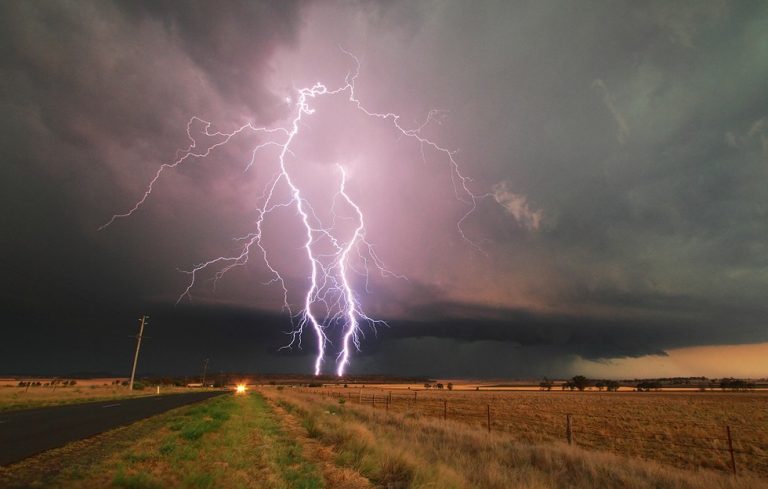 Прикарпатців попереджають про грози та град