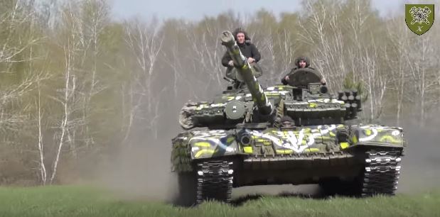 Військові з Коломиї створили танк-писанку (ФОТО)