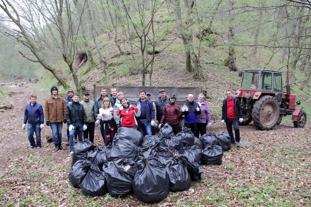 Працівники виконавчого апарату облради провели толоку поблизу Дністра (ФОТО)